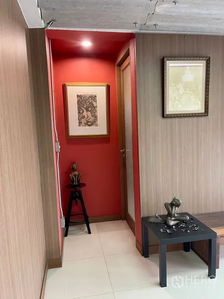 โรงงาน ให้เช่าในMueang Samut Prakan, Samut Prakan - มุมออฟฟิศผนังแดงพร้อมงานศิลป์และพื้นที่นั่งพัก