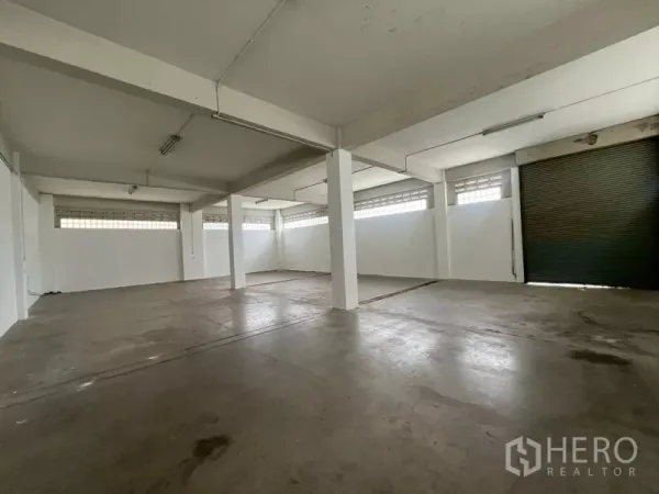 货栈 出租在Phra Khanong, Bangkok - 宽敞仓库内部，多个装卸湾与双卷帘门