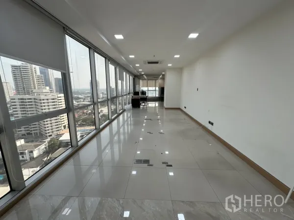 办公空间 出租 - 长形工作区，落地窗俯瞰曼谷天际线