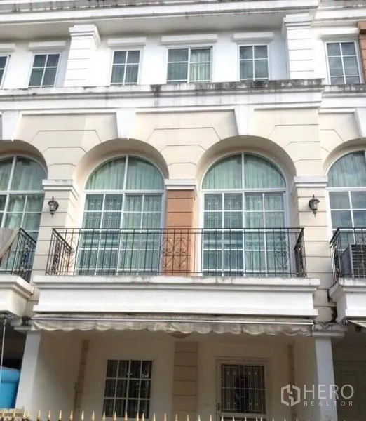 联排别墅 出租在Bang Kapi, Bangkok - 三层联排别墅立面，拱形窗与铁艺阳台。
