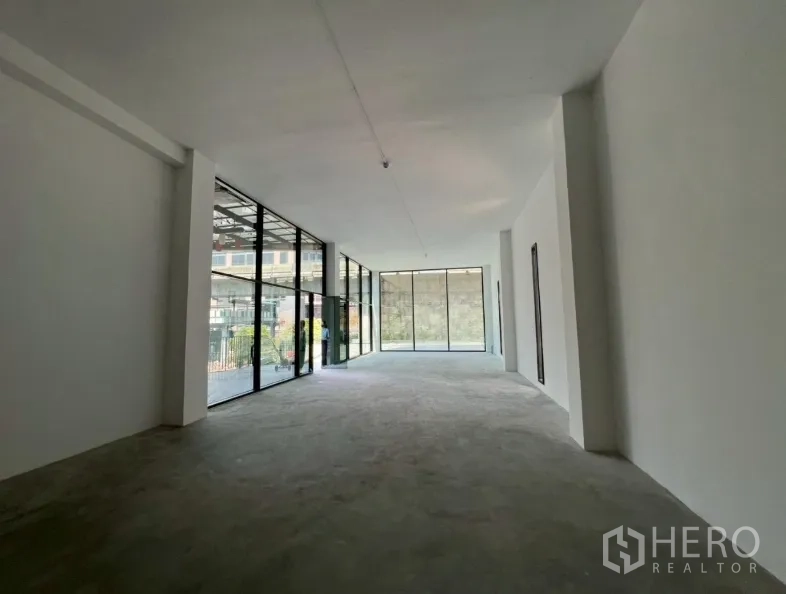 零售空间 for rent in Khlong Toei, Bangkok - 毛坯零售铺面，层高充裕，整面落地玻璃带来充足采光。