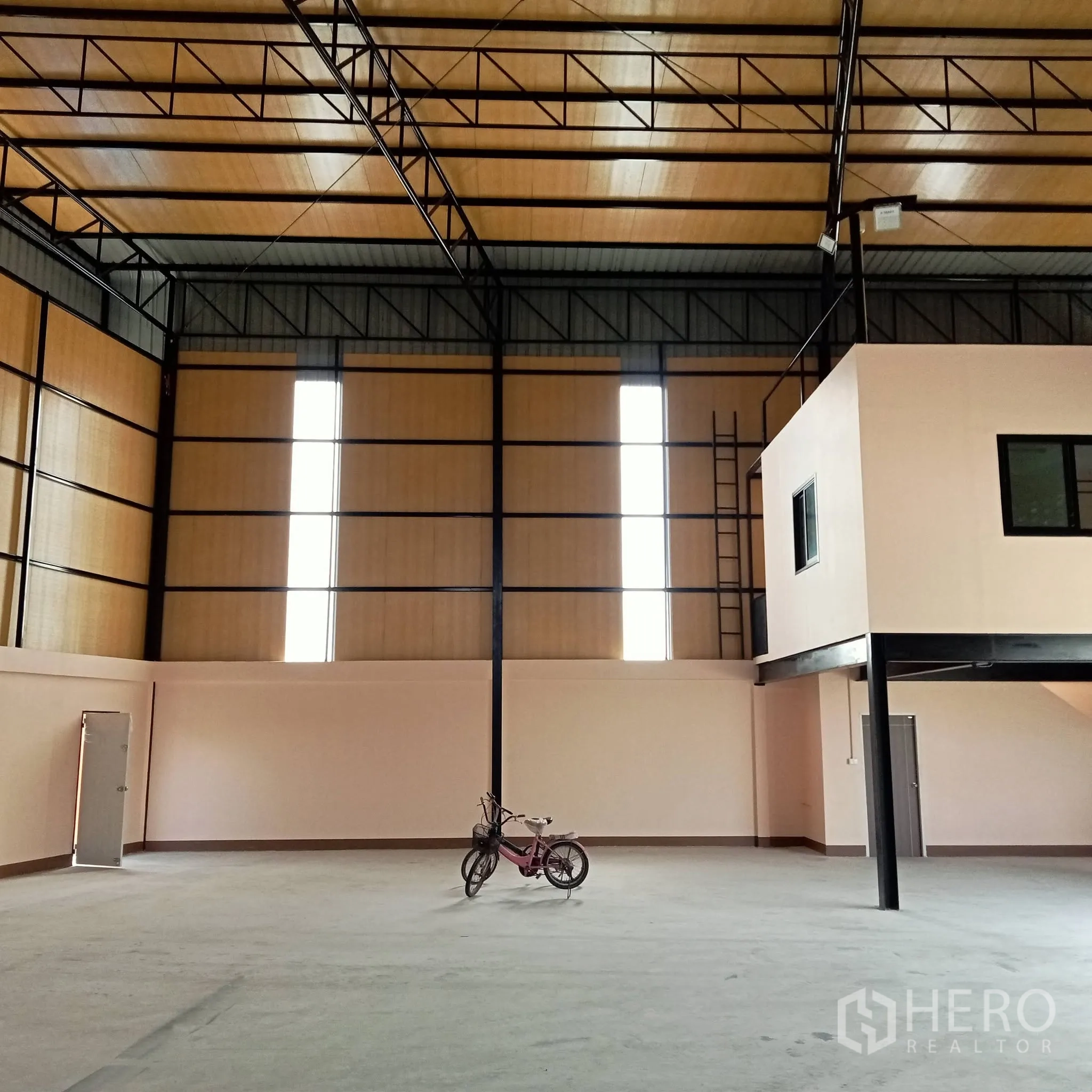 Warehouse for rent in Bang Phli, Samut Prakan - Warehouse floor with mezzanine office, windows and a vertical wall ladder.