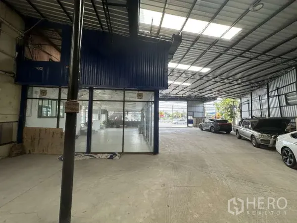 货栈 出租在Pak Kret, Nonthaburi - 带顶装卸区，玻璃隔断办公室与现场停车位。