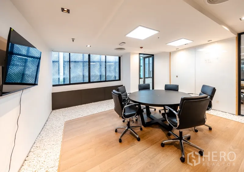 ออฟฟิศ for rent in Bang Rak, Bangkok - ห้องประชุมขนาดเล็กโต๊ะกลม เก้าอี้หนัง จอทีวี และหน้าต่าง