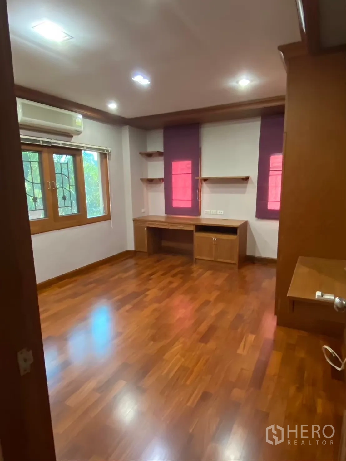 独立式住宅 出租在Watthana, Bangkok - 卧室，木地板、书桌、搁架与空调