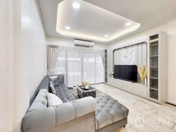 ทาวน์เฮาส์ ให้เช่าในHuai Khwang, Bangkok - โซฟาแอลขนาดใหญ่ โคมไฟฝ้าซ่อนไฟ และผ้าม่านโปร่งรับแสงธรรมชาติ