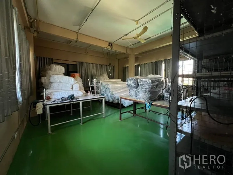 工厂 出售在Wang Thonglang, Bangkok - 仓储与包装区，托盘堆放物料和工作台。