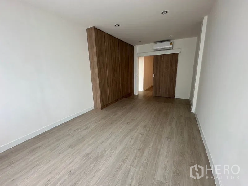 Home Office for rent in Khlong Toei, Bangkok - Extra large room with built-in wardrobe, air conditioning and light wood flooring.