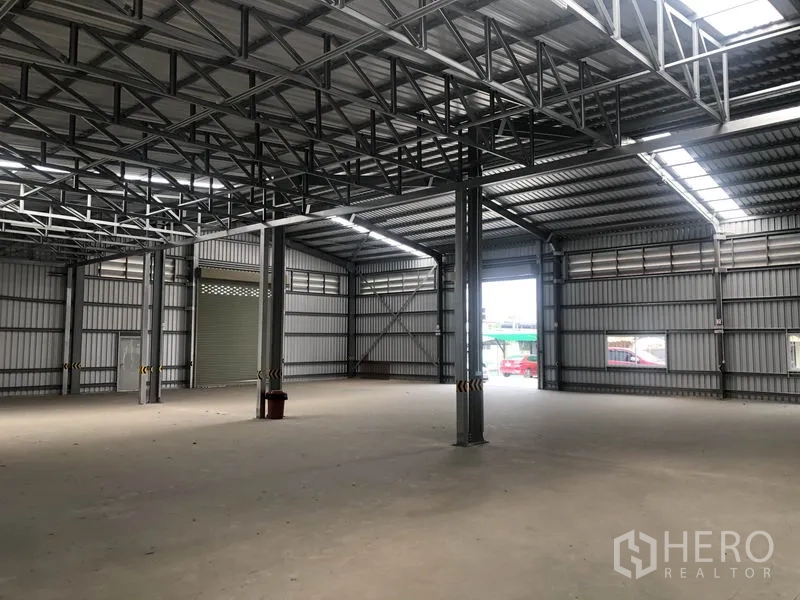 货栈 出租在Bang Yai, Nonthaburi - 开放式库区，钢桁架与采光条清晰可见，设宽阔装卸口。