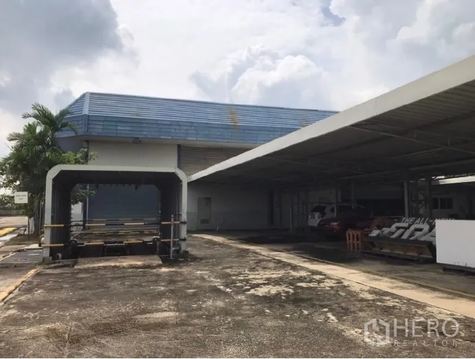 Factory for rent in Bang Bua Thong, Nonthaburi - Drive-through canopy beside warehouse for loading and wash bay use.
