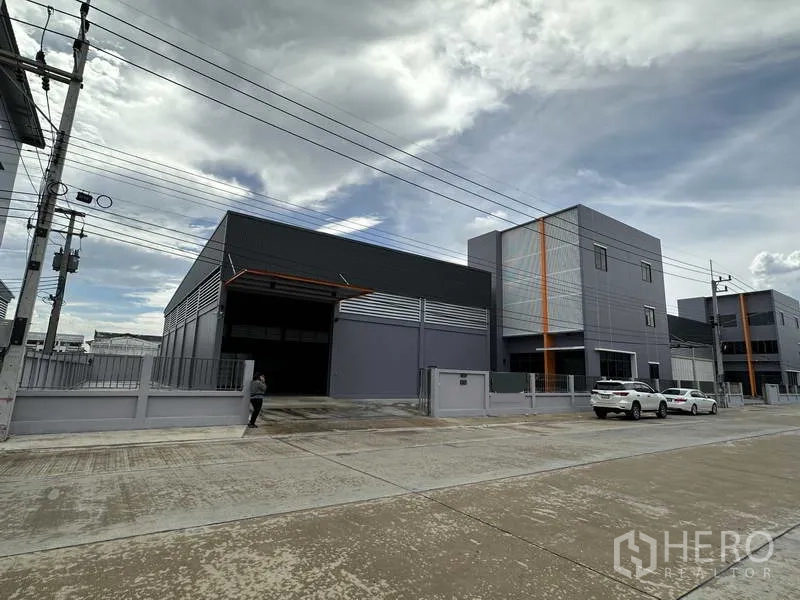 工厂 出租或出售在Lam Luk Ka, Pathum Thani - 位于Lam Luk Ka的全新工业厂房，带三层办公楼与大门，临宽阔混凝土路。