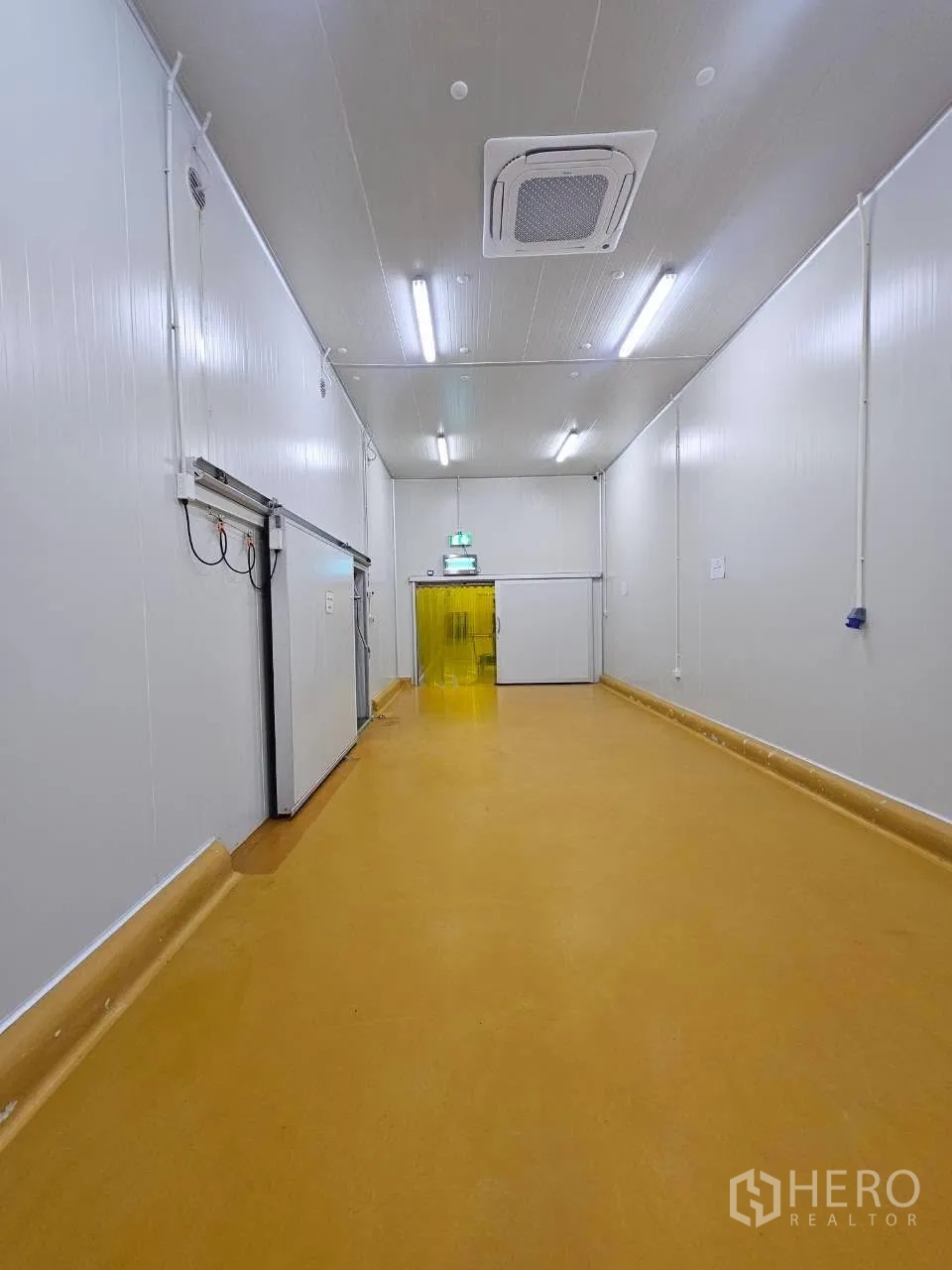 Factory for rent in Mueang Samut Sakhon, Samut Sakhon - Empty yellow-floor corridor with cassette air-conditioning and lighting.