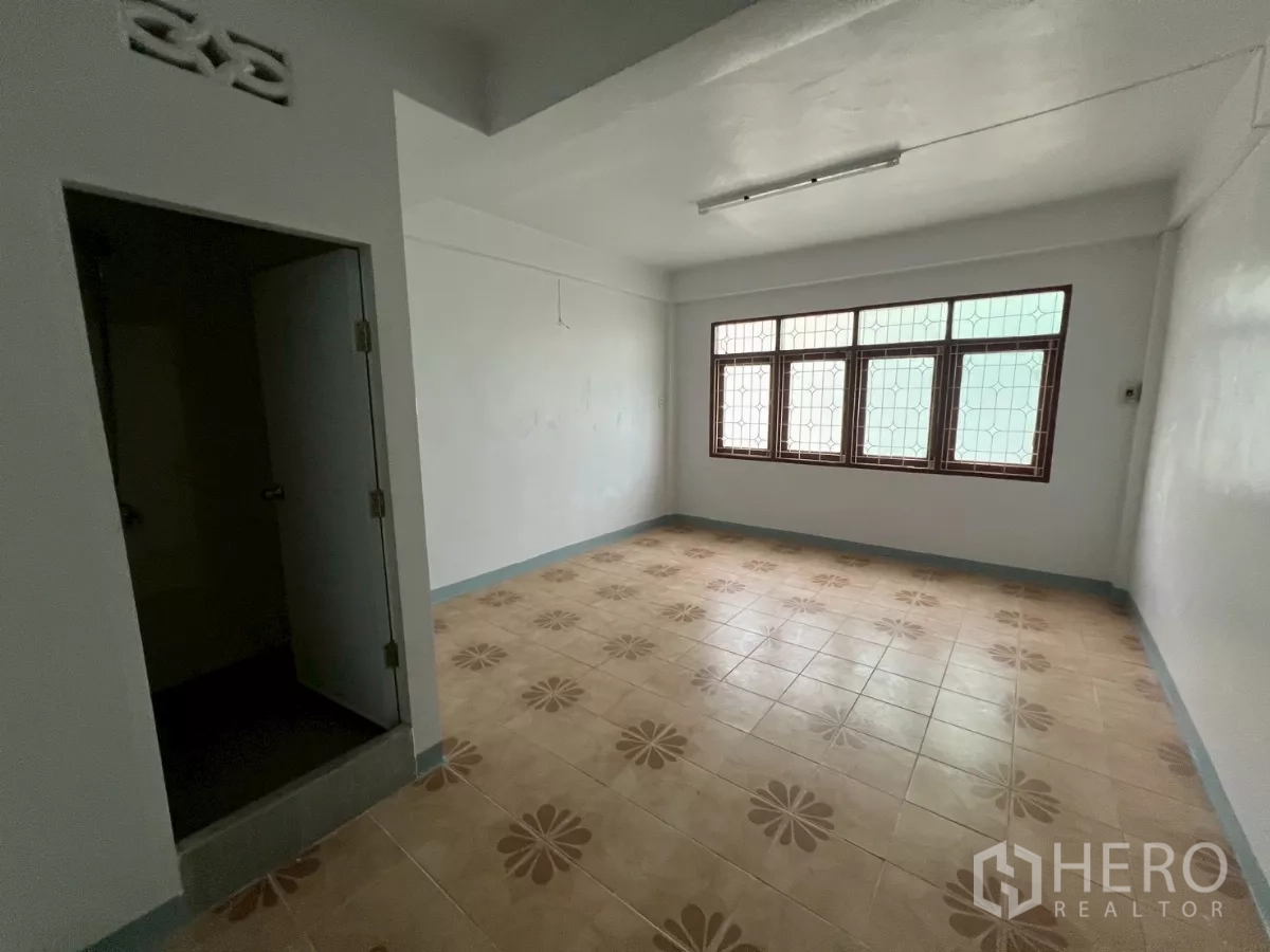 店屋 出租在Khlong Toei, Bangkok - 明亮房间，花纹地砖、宽大窗户，带套内卫生间门。