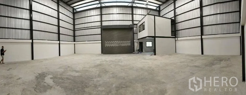 Warehouse for rent in Bang Phli, Samut Prakan - Panoramic view of open warehouse floor, roller shutter and internal office.