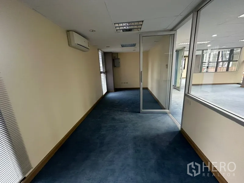 办公空间 出租在Bang Rak, Bangkok - 玻璃隔断的会议室或主管室，深色地毯与壁挂空调。