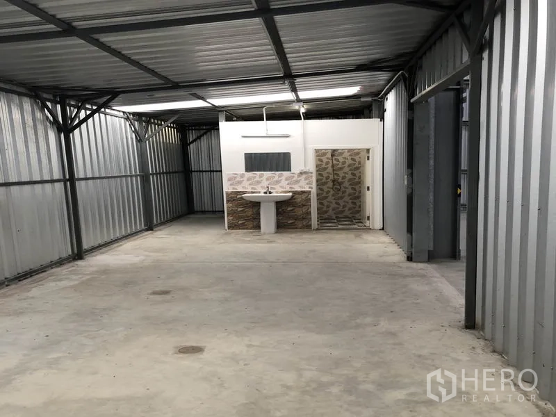 货栈 出租在Pak Kret, Nonthaburi - 仓库内的覆盖式辅助空间，混凝土地面并设卫生间区块。