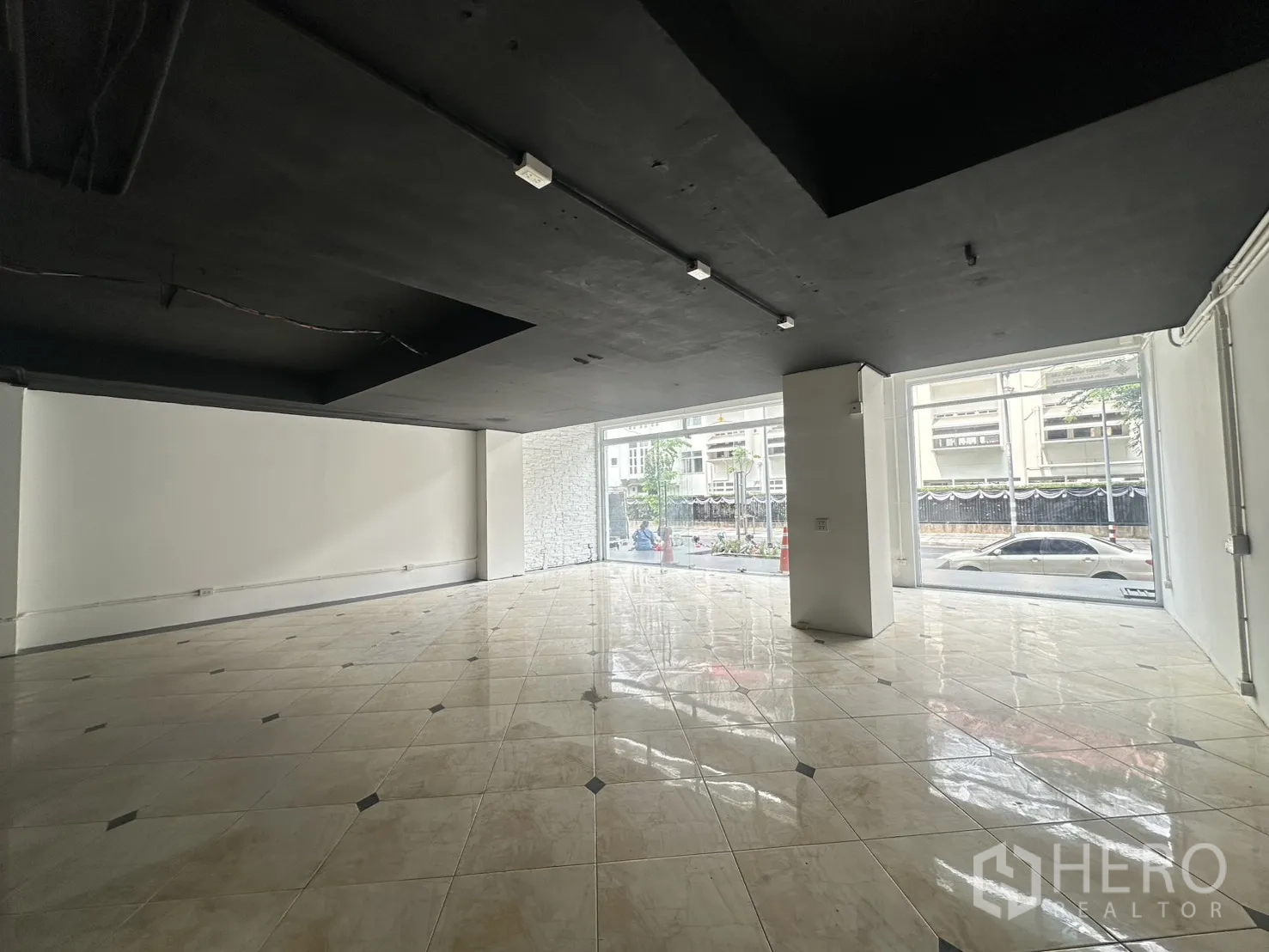 零售空间 for rent in Pathum Wan, Bangkok - 明亮的零售区，通过整面落地玻璃面向街道