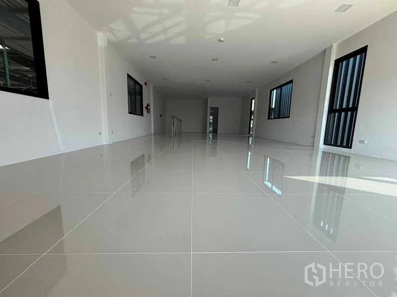 Factory for rent in Bang Bo, Samut Prakan - Wide office floor with polished tiles and large windows allowing ample natural light.