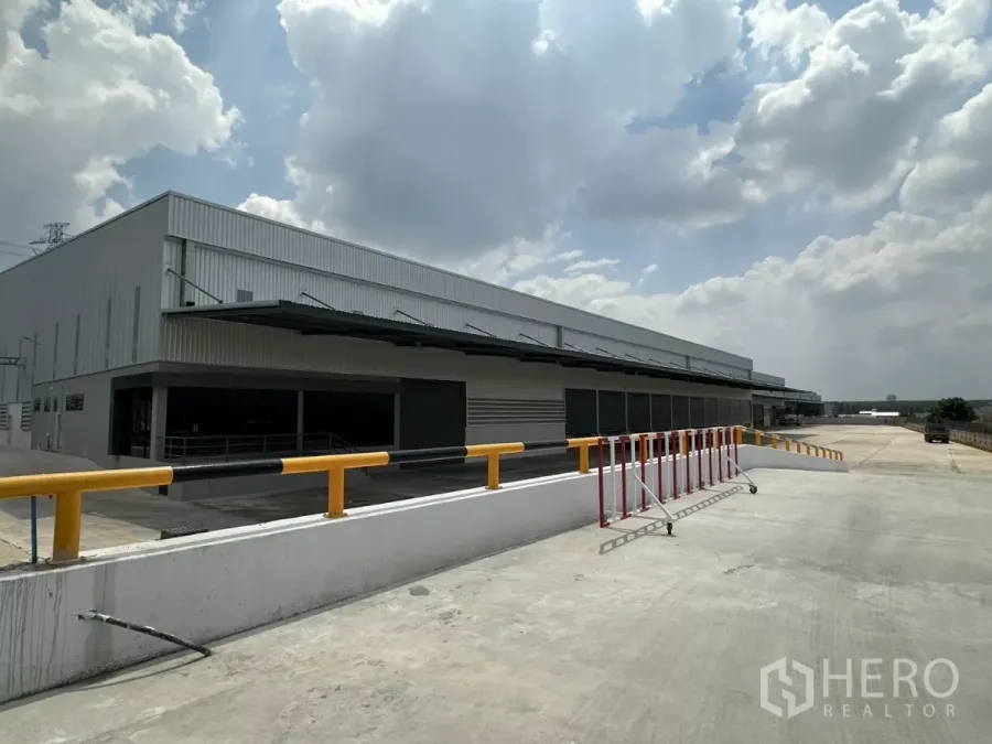 โรงงาน ให้เช่าในChon Buri - อาคารโรงงานโครงเหล็กสมัยใหม่พร้อมท่าโหลดสินค้าหลังคาคลุม ทางลาด และราวกันตก ที่ศรีราชา
