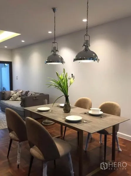 联排别墅 出租在Khlong Toei, Bangkok - 餐区，四把软包餐椅与双吊灯，木质餐桌