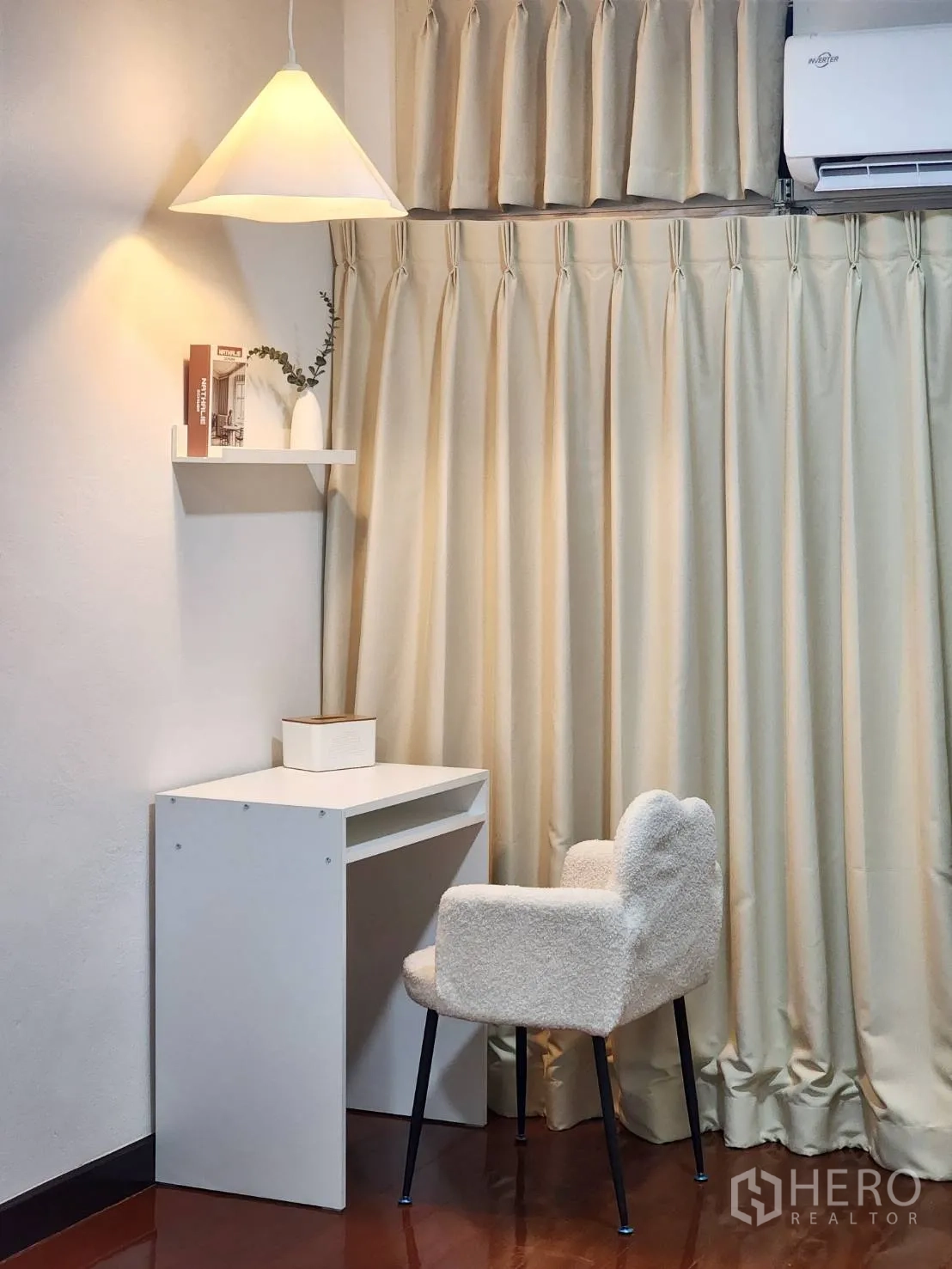 Detached House for rent in Huai Khwang, Bangkok - Small work nook with white desk, pendant lamp, air conditioner, and full-length curtains.