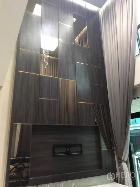 独立式住宅 出租在Thanyaburi, Pathum Thani - 挑高木质装饰墙，带展示格，视觉效果强烈。