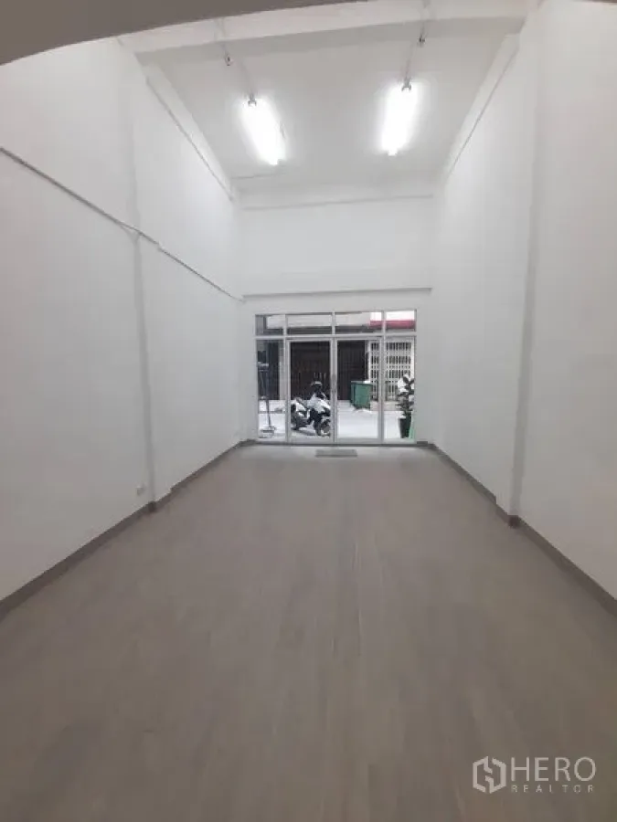 Shophouse for rent in Khlong Toei, Bangkok - Ground-floor sales area facing glass sliding doors to the street, ideal display frontage.