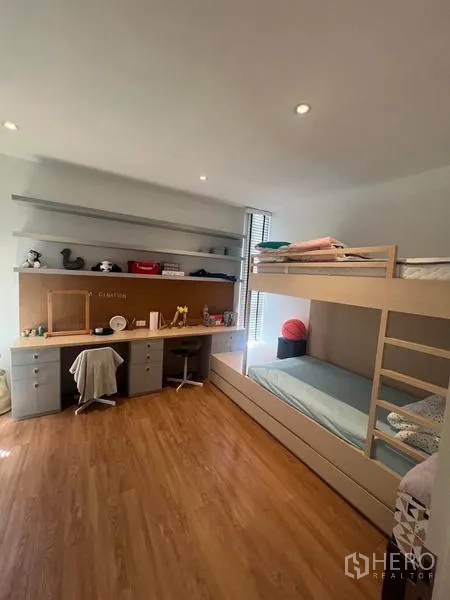 Townhouse for rent - Children’s bedroom with bunk bed, study desk and storage shelves