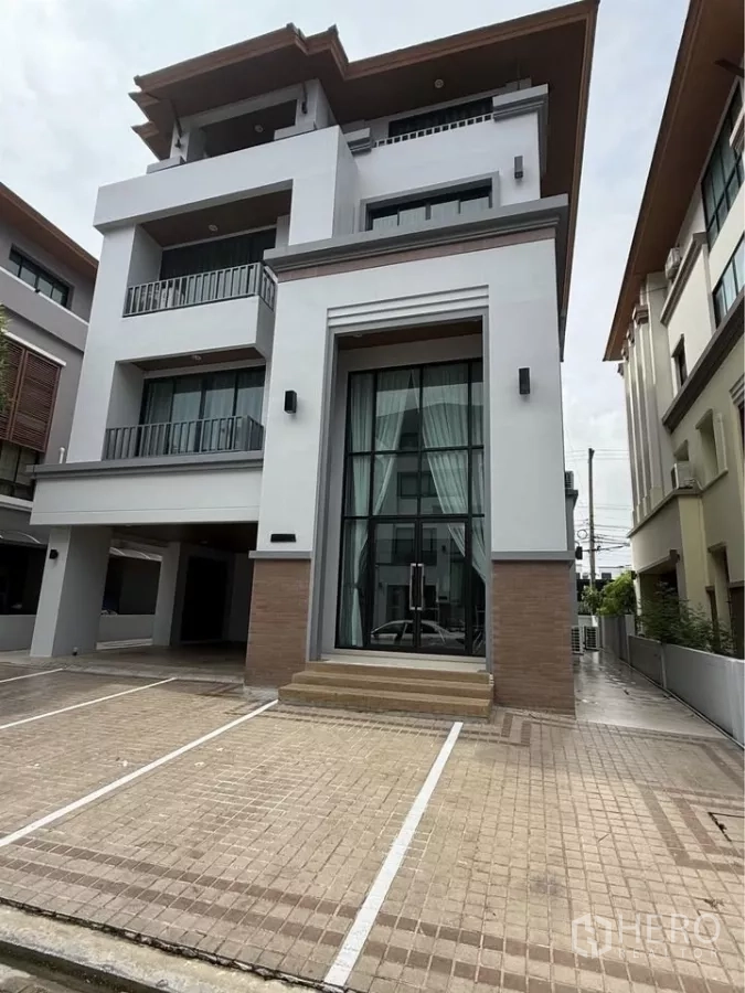 สำนักงานที่บ้าน ให้เช่าในWang Thonglang, Bangkok - ภายนอกอาคารโฮมออฟฟิศ 4 ชั้น สไตล์โมเดิร์น พร้อมประตูกระจกสูงและที่จอดรถตีเส้น