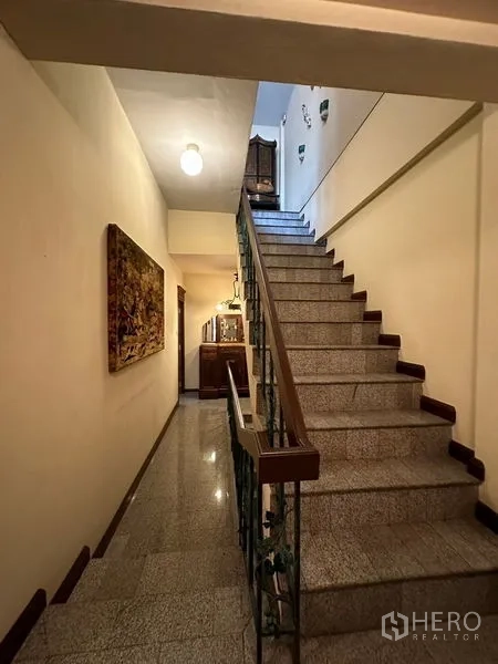 联排别墅 出租在Khlong Toei, Bangkok - 室内走廊与花岗岩楼梯，通往楼上。