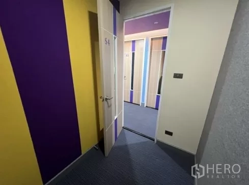 Retail Space for rent in Bang Rak, Bangkok - Small partitioned room with purple and yellow accent walls inside the retail premises.