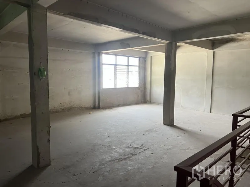 Shophouse for rent in Watthana, Bangkok - Upper floor room featuring a window, concrete pillars, and a metal handrail.