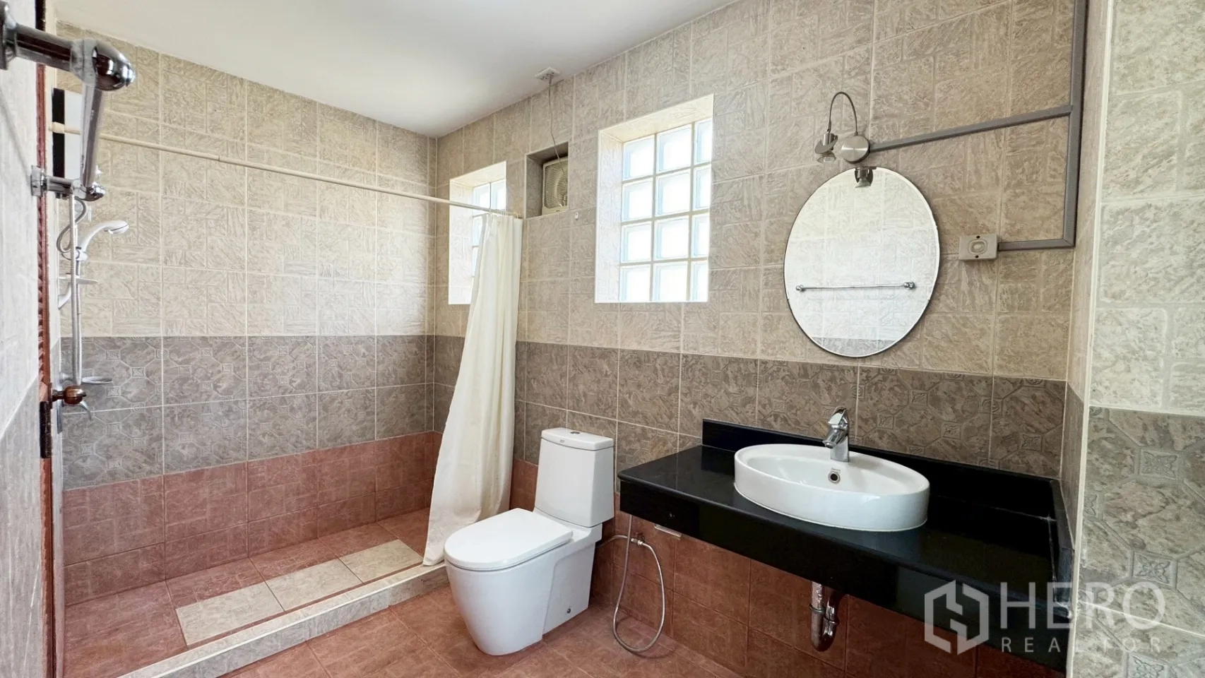 บ้านเดี่ยว for rent in Suan Luang, Bangkok - ห้องน้ำกว้างโทนสีเรียบ แยกส่วนอาบน้ำ เคาน์เตอร์อ่างล้างหน้าและโถสุขภัณฑ์