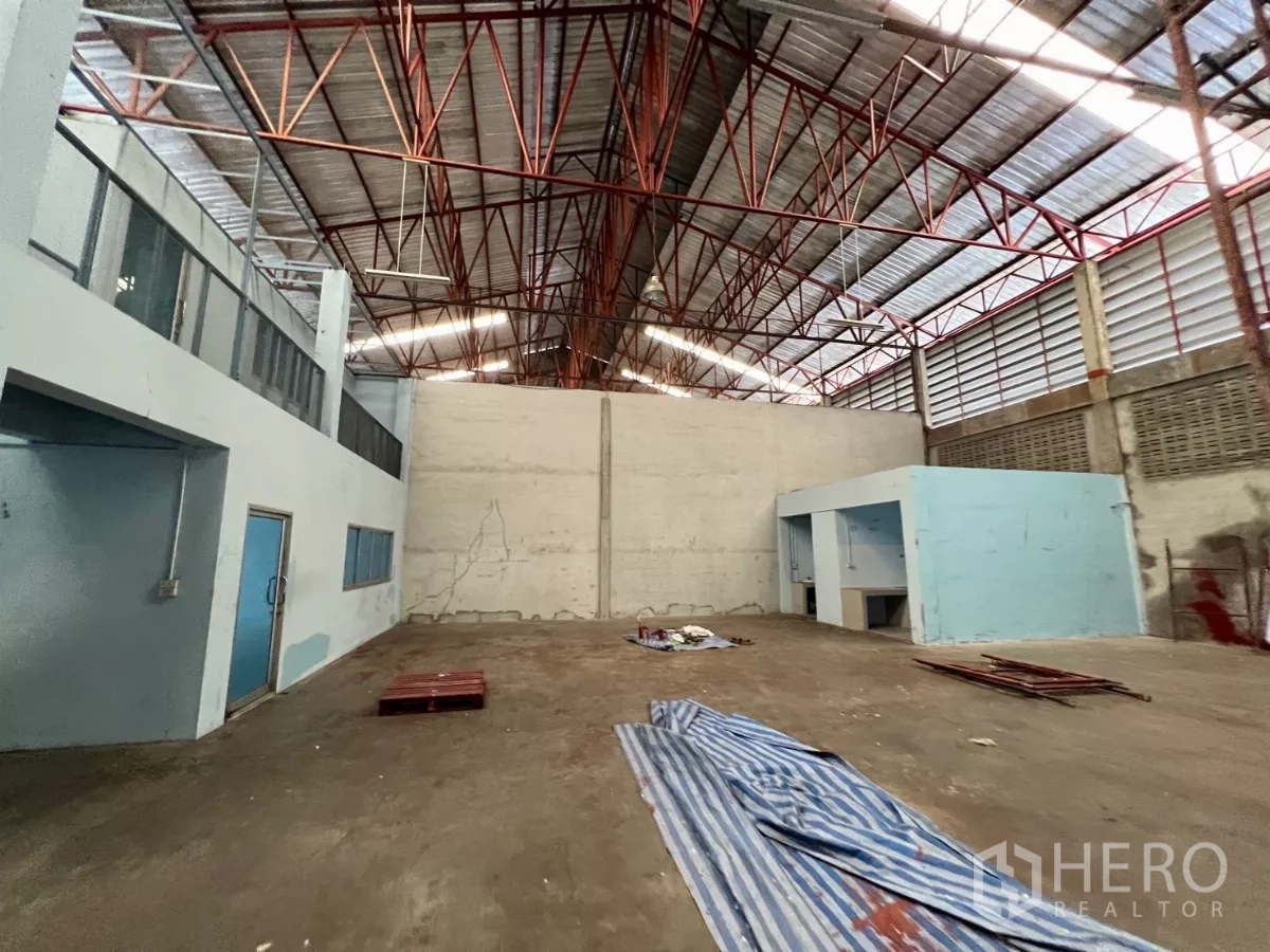 货栈 出租在Khlong Sam Wa, Bangkok - 仓库后段高墙与内建服务间。