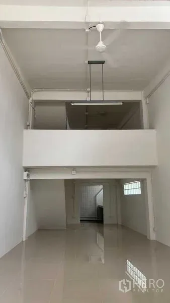 Shophouse for rent in Khlong Toei, Bangkok - Bright Bangkok shophouse interior with high ceiling, mezzanine and glossy tiled floor.