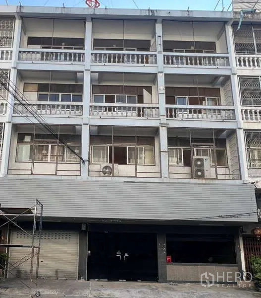 带办公室的家 出租在Khlong Toei, Bangkok - 四层店屋式家庭办公楼外立面，带阳台与大窗，位于曼谷空堤区。