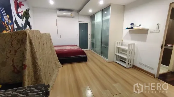 联排别墅 出租在Watthana, Bangkok - 空调卧室，木地板，磨砂玻璃衣柜门。