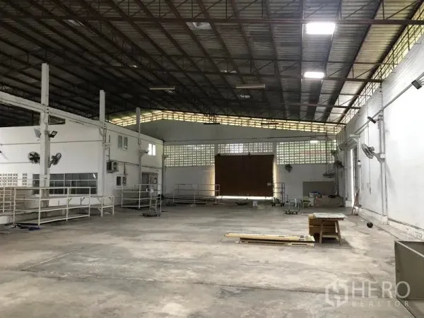 Warehouse for rent in Bang Kapi, Bangkok - Wide clear-span floor facing large sliding door inside the warehouse.