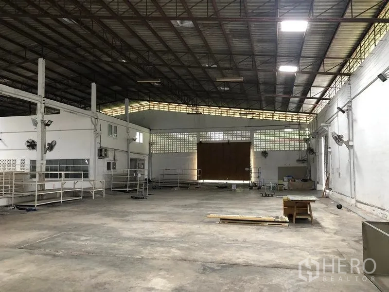 Warehouse for rent in Bang Kapi, Bangkok - Wide clear-span floor facing large sliding door inside the warehouse.