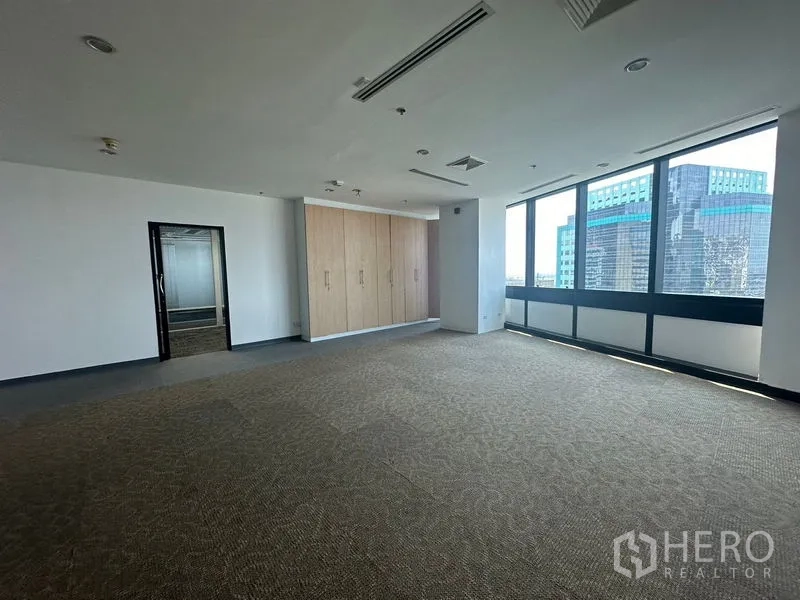 Office Space for rent in Khlong Toei, Bangkok - Large manager’s room with built-in wardrobes and city-facing windows.