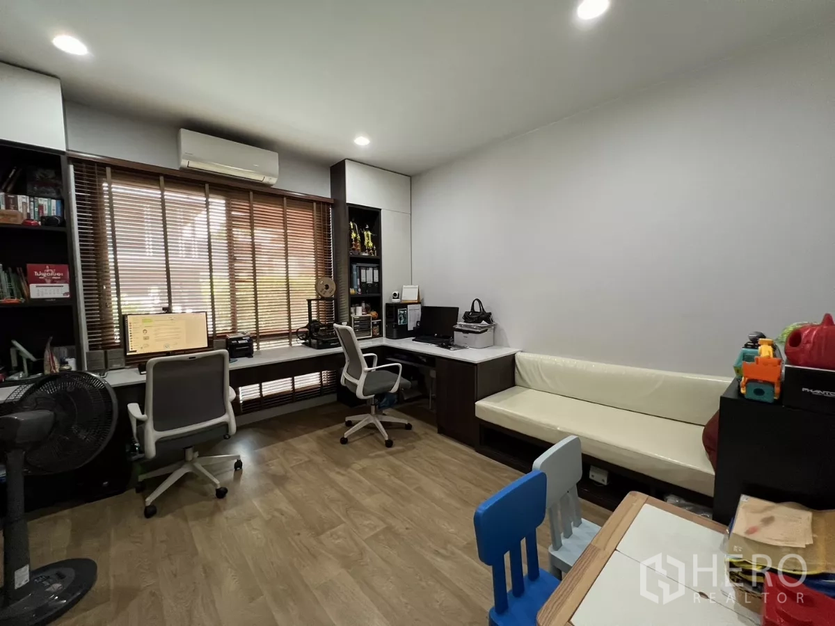 Detached House for rent or sale in Bang Kapi, Bangkok - Multi-purpose room with desks, sofa bench and window blinds.