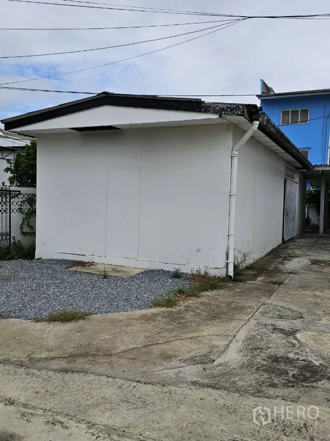 Detached House for rent or sale in Lat Phrao, Bangkok - Detached single-storey outbuilding with concrete yard and gravel edging.