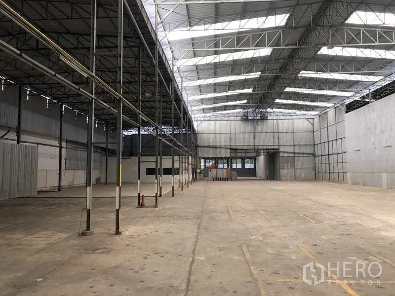 Warehouse for rent in Pak Kret, Nonthaburi - Long clear-span warehouse bay with roof skylight panels and service columns along one side.