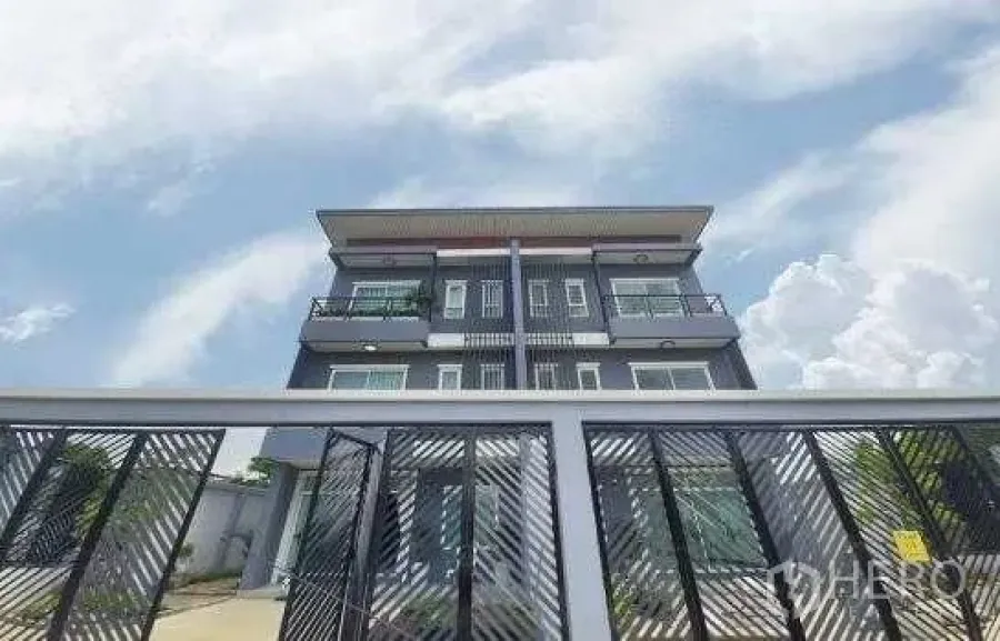 Featured image for For rent or sale 5 Bedroom Townhouse in Thap Chang, Saphan Sung, Bangkok