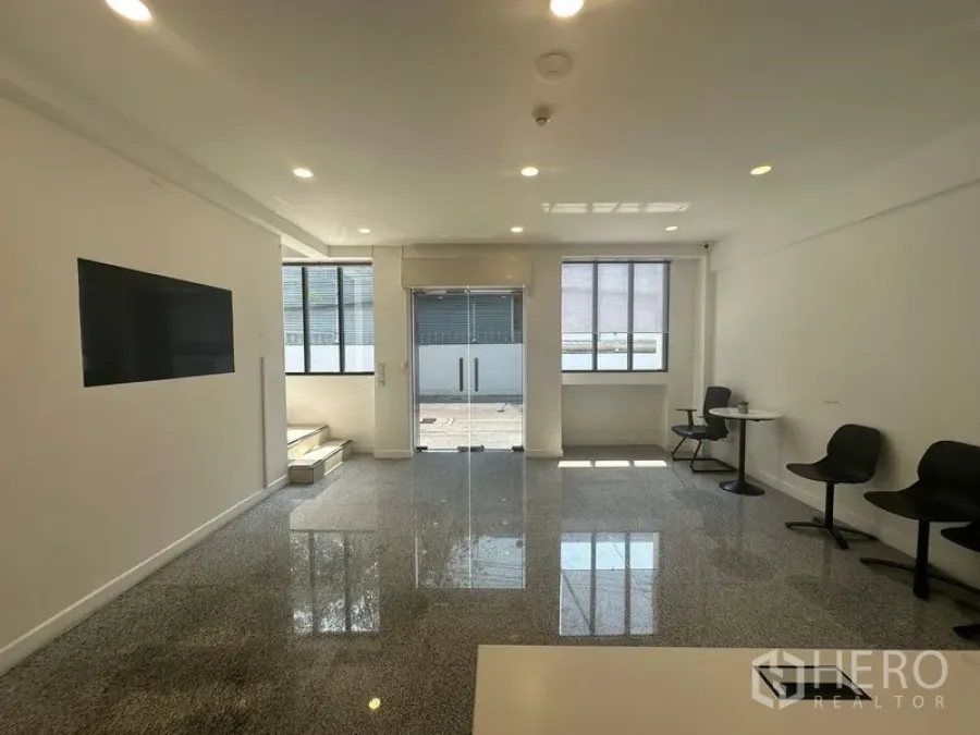 Home Office for rent in Bang Na, Bangkok - Reception hall with polished floors, TV mount and double glass doors.