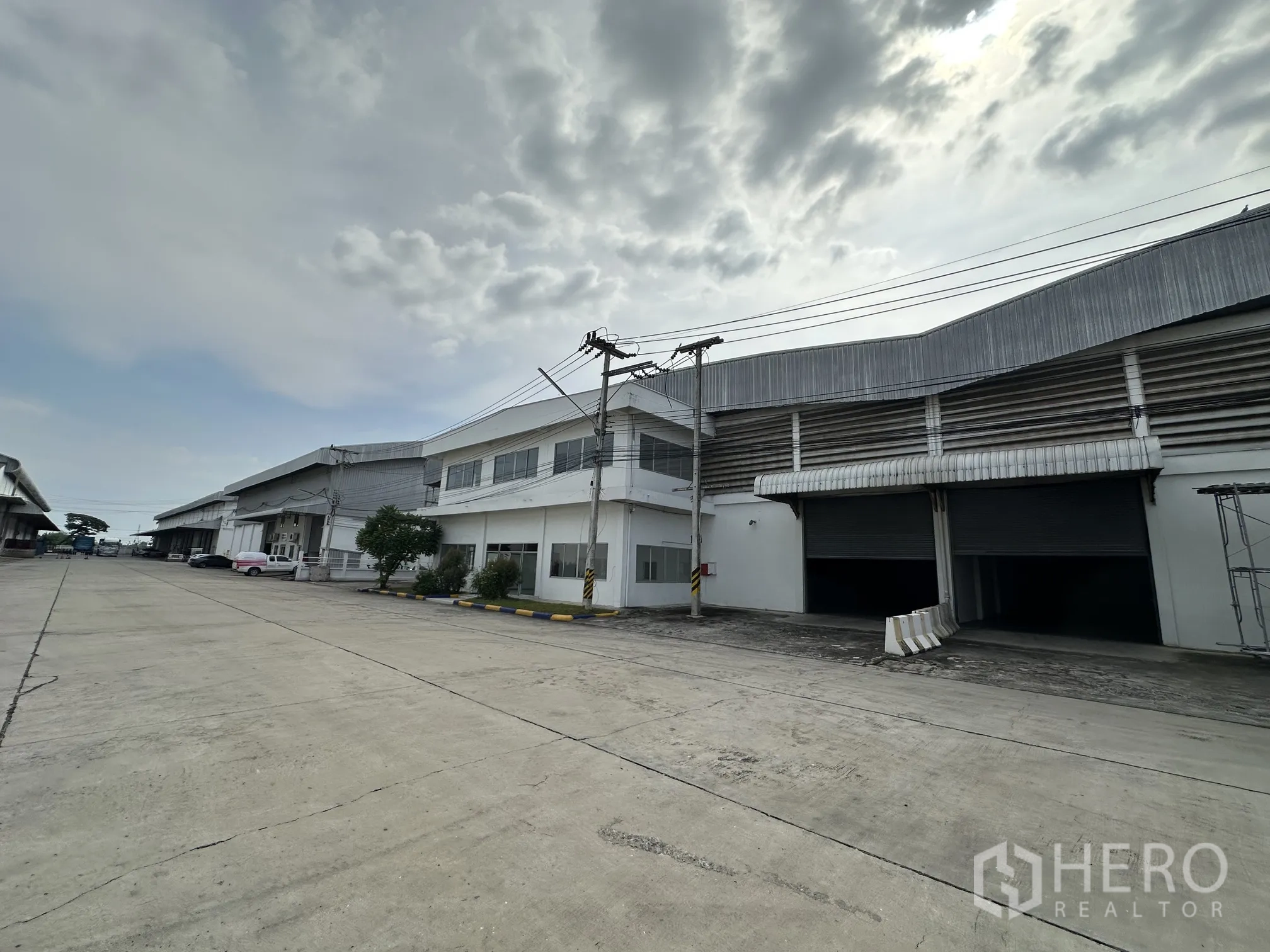 Warehouse for rent in Wang Noi, Phra Nakhon Si Ayutthaya - Warehouse complex exterior with wide driveway for trucks and multiple roller-shutter loading bays.