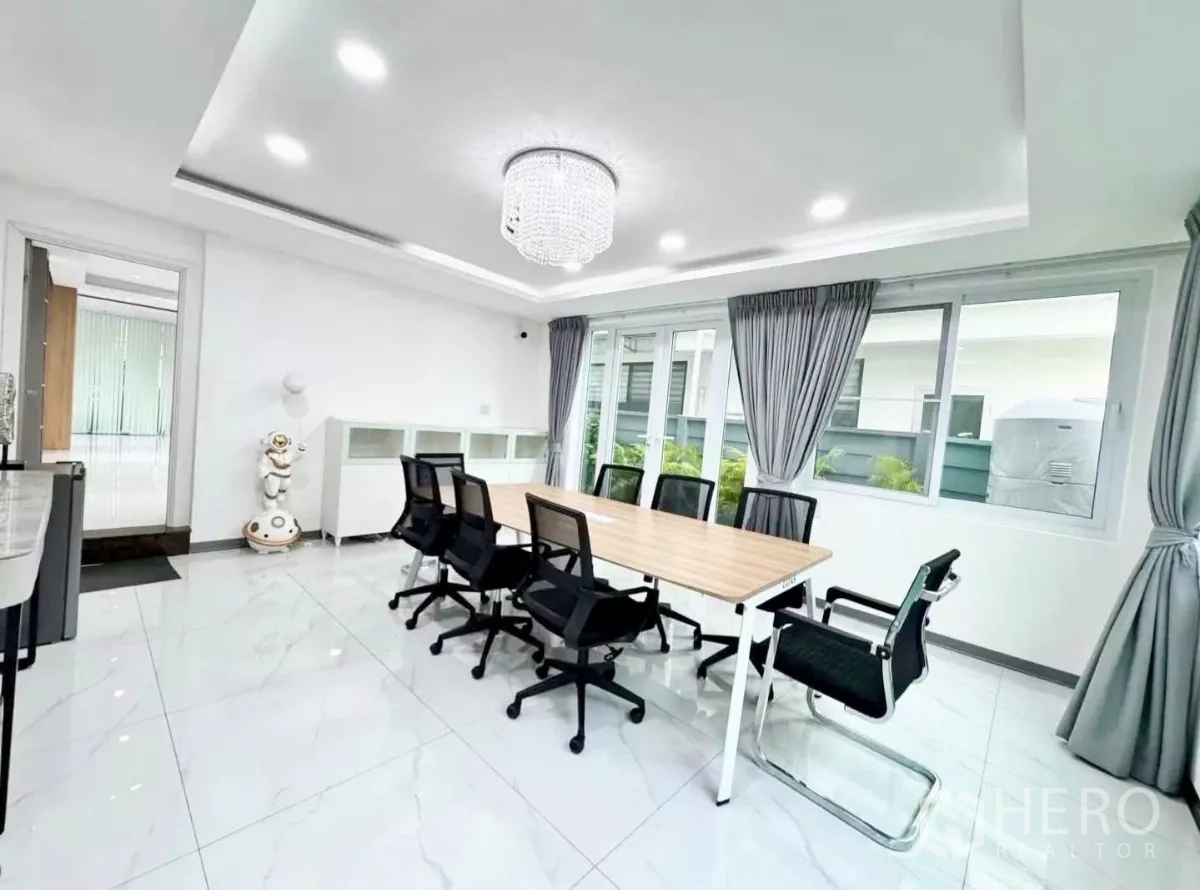 带办公室的家 出租或出售在Wang Thonglang, Bangkok - 明亮会议室，长桌、转椅与水晶灯，临近大窗。