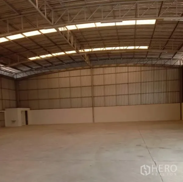 Warehouse for rent in Lat Krabang, Bangkok - Clear-span warehouse space with corrugated metal walls, utility room and wide open floor for racking or staging.