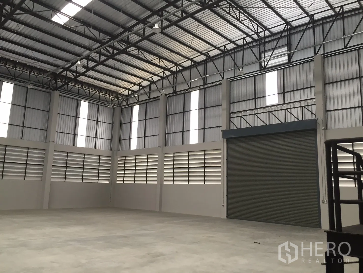 โกดัง for rent in Bang Phli, Samut Prakan - ภายในโกดัง ประตูม้วนขนาดใหญ่และโครงหลังคาเหล็ก