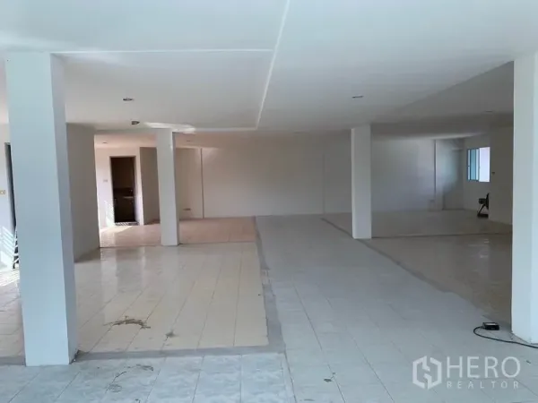 办公空间 出租在Huai Khwang, Bangkok - 大开间办公室楼层，瓷砖地面、白色立柱与嵌入式照明。